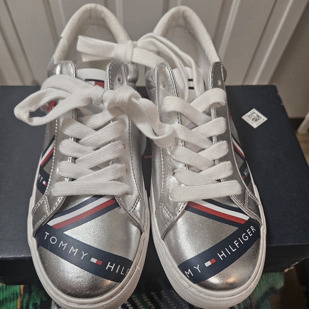 Woman's Silver Low Top TH Sneakers